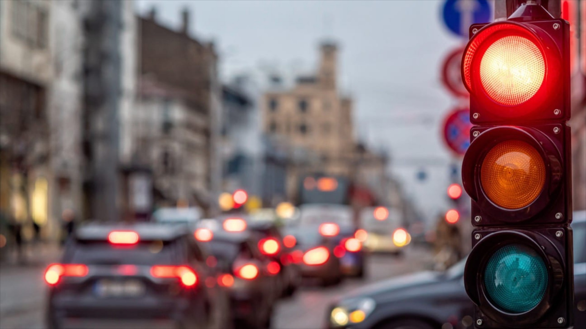 Ελλάδα ή Γερμανία; Ποια χώρα έχει το ακριβότερο πρόστιμο για κόκκινο φανάρι;