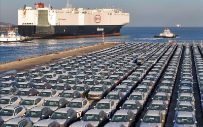 Χιλιάδες αυτοκίνητα στοιβαγμένα στα λιμάνια – Δεν υπάρχει άλλος χώρος