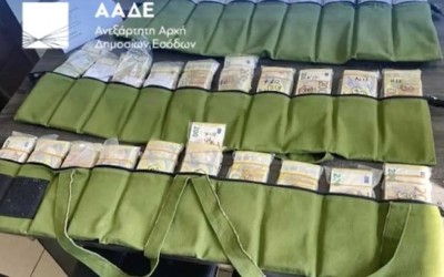 Ελλάδα: Έπιασαν 3 γυναίκες με 1,2 εκατ. ευρώ στο αυτοκίνητο – Έκαναν τη «μέθοδο του μυρμηγκιού»