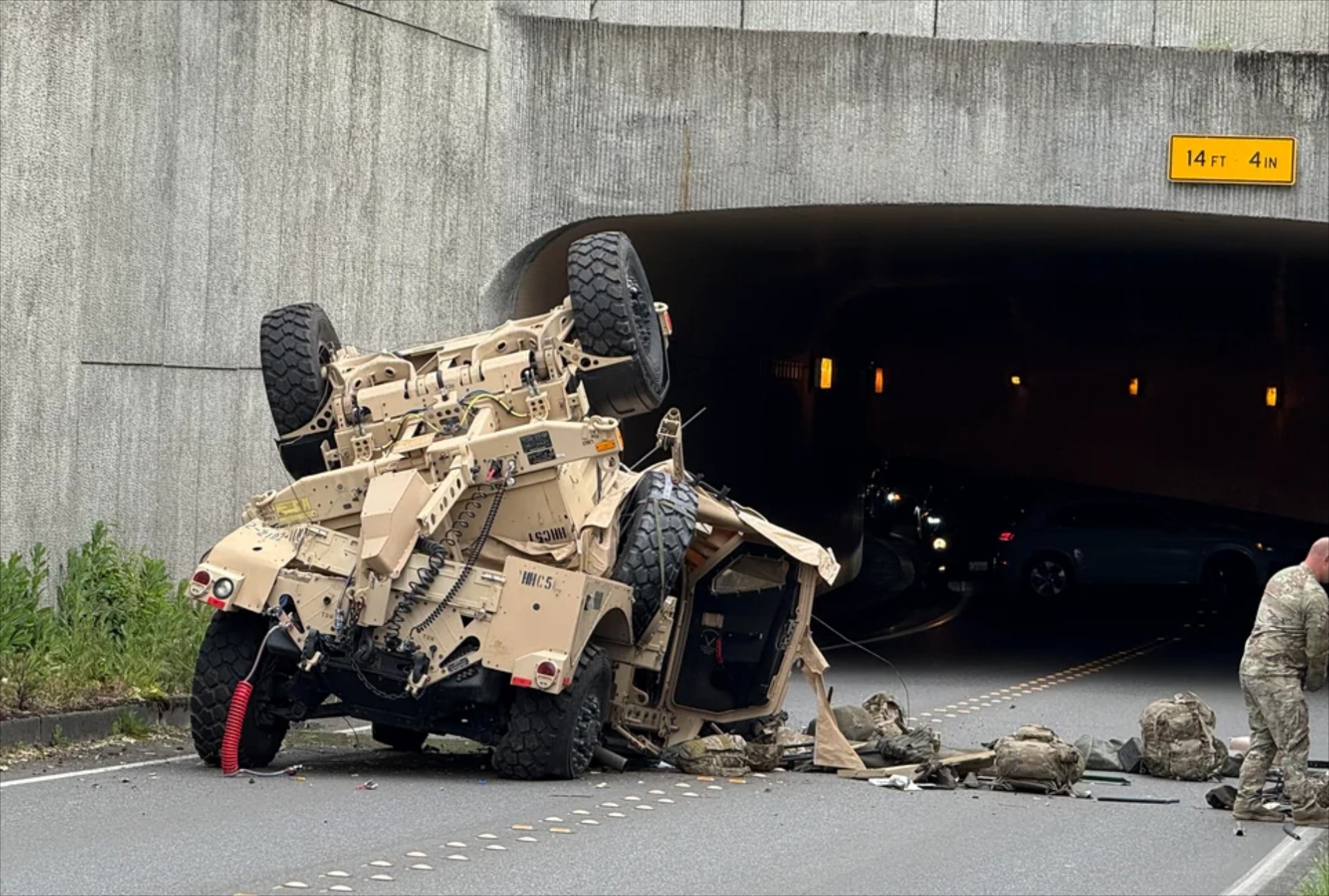 Έβρεξε στρατιωτικά αυτοκίνητα στην εθνική οδό! [εικόνες]