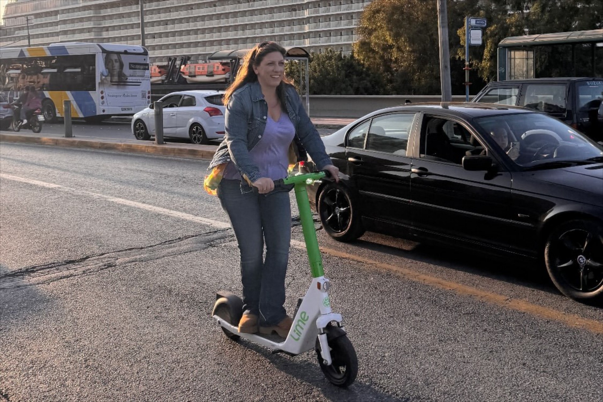 Σε πατίνι και χωρίς κράνος η Ζωή Κωνσταντοπούλου – Τι λέει ο νόμος 