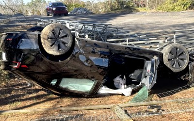 Οδηγός Tesla ενεργοποιεί την αυτόνομη οδήγηση – Αυτό πέφτει σε δέντρο χωρίς λόγο [video]