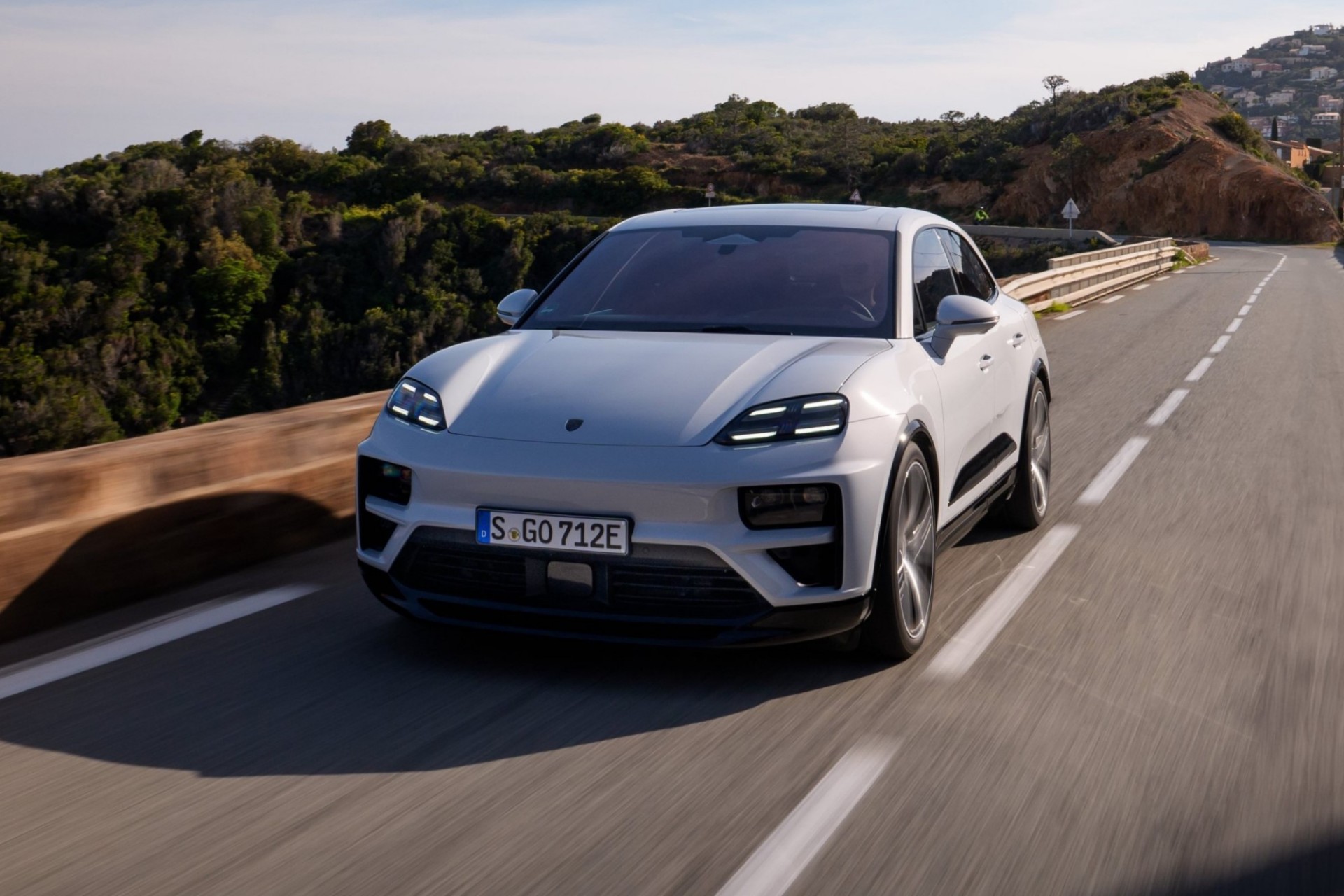 Θερμική ή ηλεκτρική Porsche Macan; Τι αγοράζει ο κόσμος;