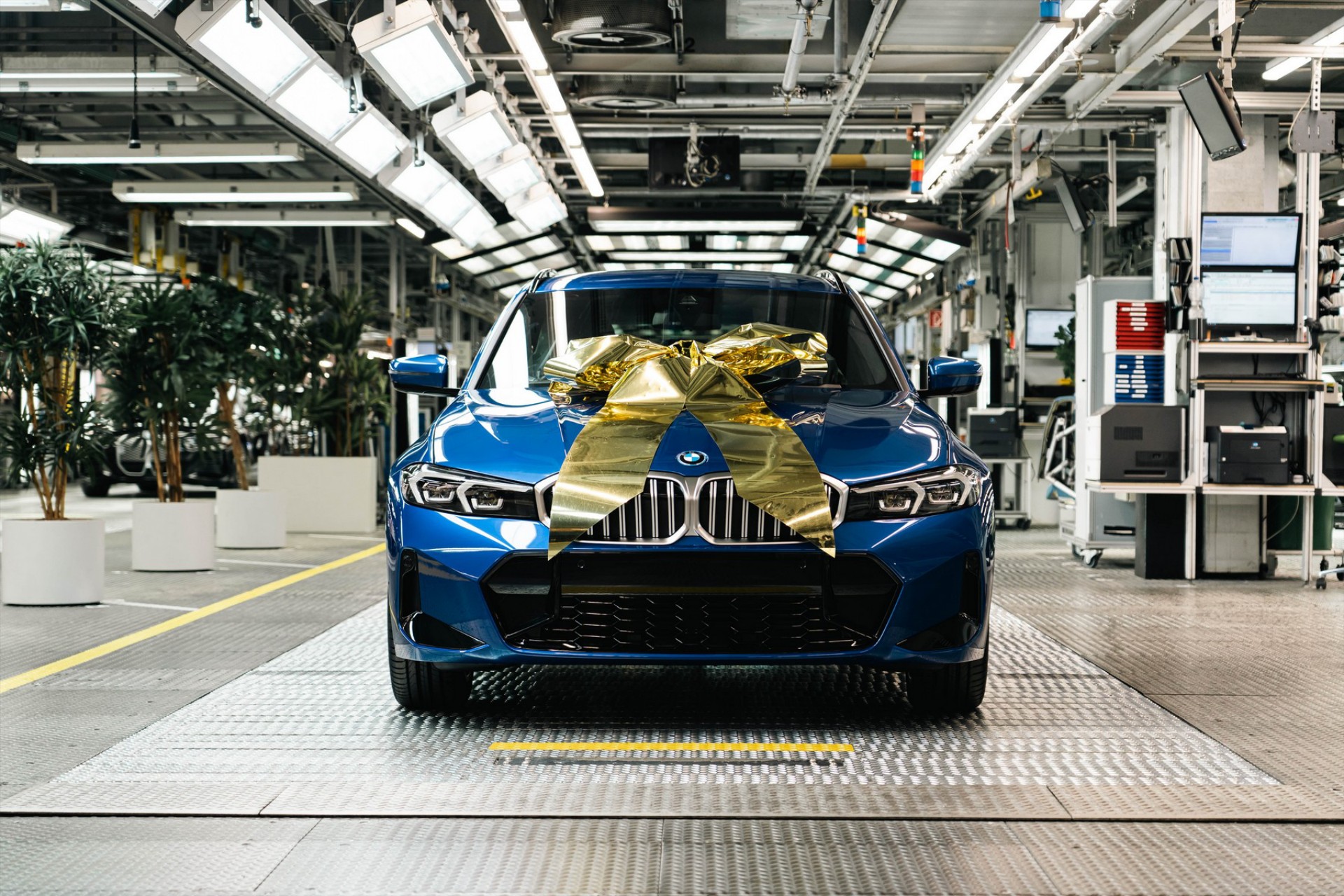 Με κορδέλα βγήκε από το εργοστάσιο η BMW Σειρά 3 – Το σπουδαίο επίτευγμα