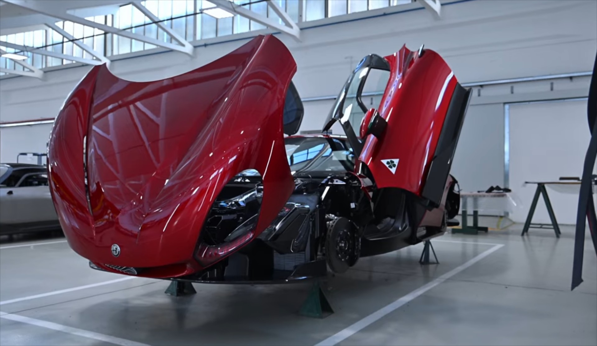 Η Alfa Romeo άνοιξε τις κλειστές πόρτες – Δες πώς κατασκευάζεται χειροποίητα η 33 Stradale