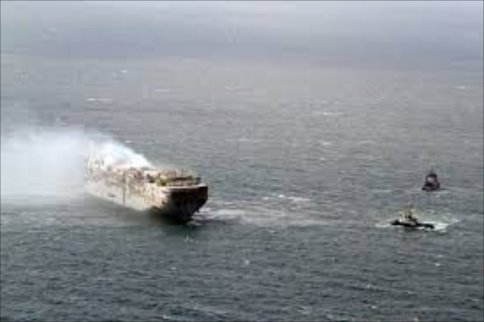 Καράβι με 3.000 αυτοκίνητα πήρε φωτιά στη μέση του Ωκεανού 