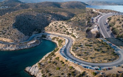 Σοβαρό τροχαίο στα Λιμανάκια: Αυτοκίνητο έπεσε στον γκρεμό
