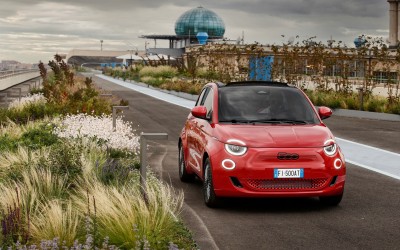 Το ηλεκτρικό FIAT 500 που έχει γεμάτη μπαταρία σε 5 λεπτά