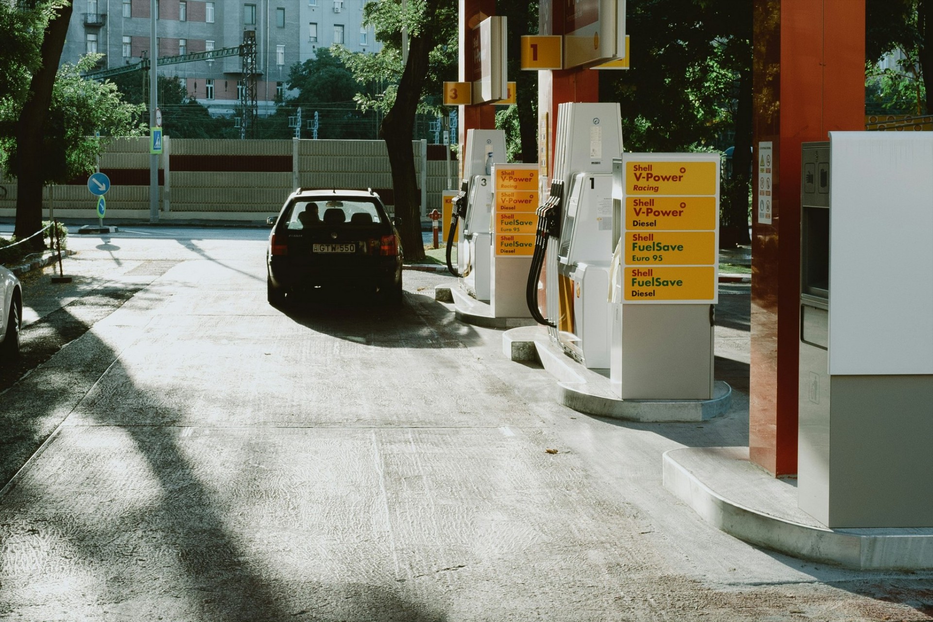 Αθήνα ή Θεσσαλονίκη; Ποια έχει τη φθηνότερη βενζίνη σήμερα; 