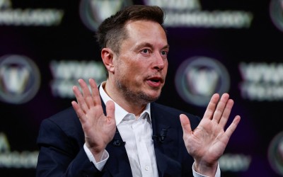 Ο Musk το τερμάτισε – Τα Tesla θα πάνε χωρίς οδηγό στους πελάτες