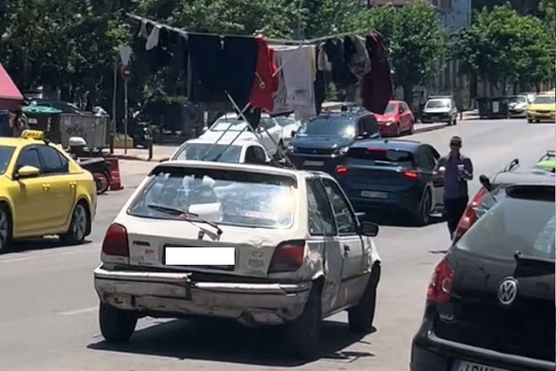 Απίστευτο κι όμως Ελληνικό – Βγήκε στο Παγκράτι με την απλώστρα ρούχων [video] 