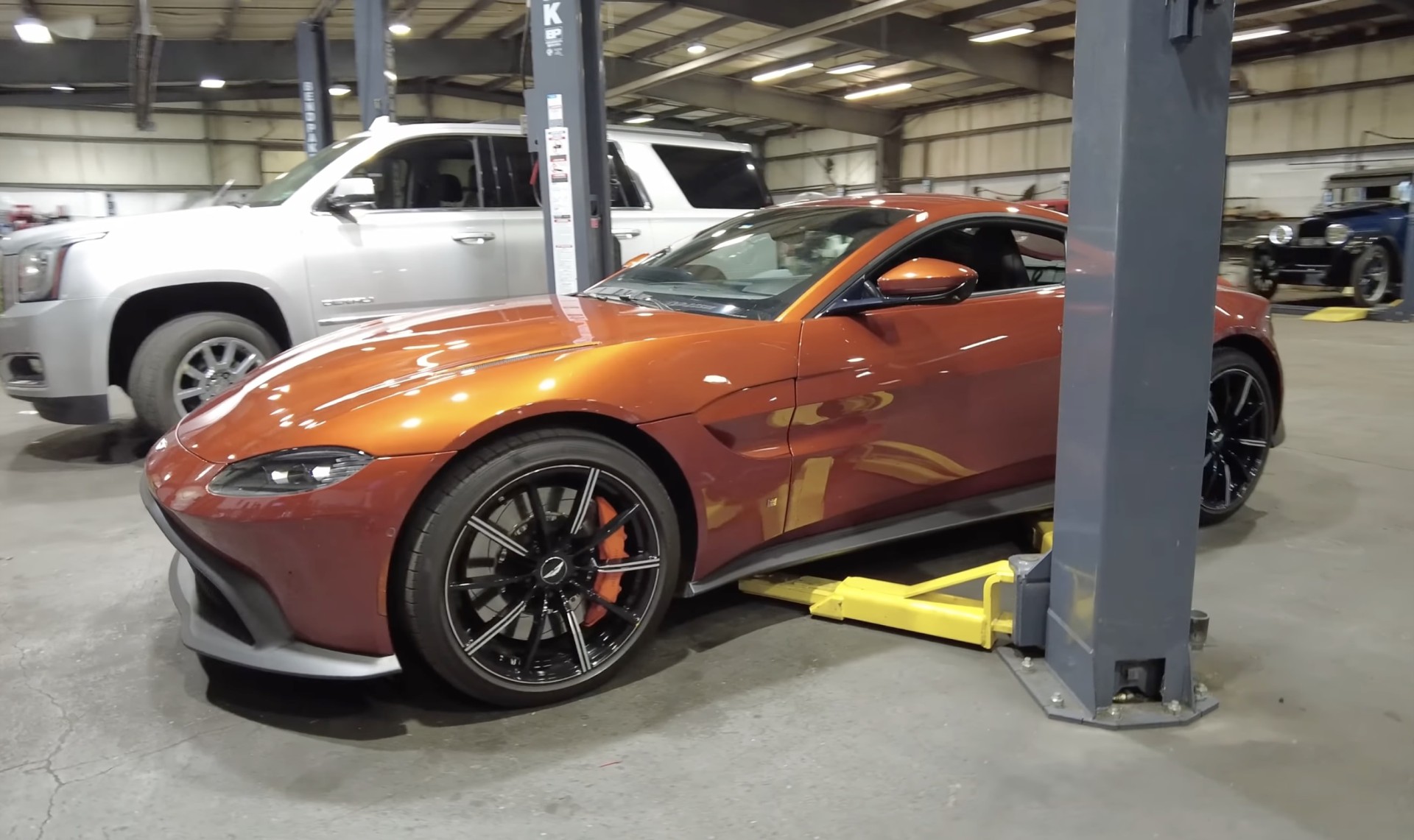 Η Aston Martin ζήτησε 2.000 ευρώ για αλλαγή λαδιών - Πήγε σε απλό συνεργείο και πλήρωσε 80% φθηνότερα