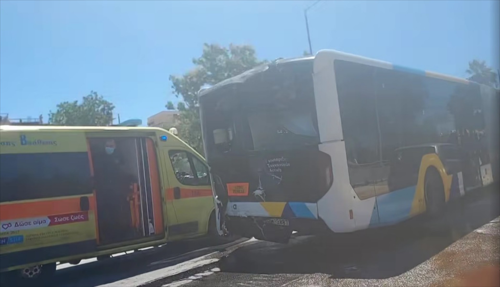 Video: Σοβαρό τροχαίο στη Βούλα - Συγκρούστηκαν 2 λεωφορεία και τραυματίστηκαν παιδιά