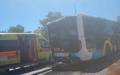 Video: Σοβαρό τροχαίο στη Βούλα - Συγκρούστηκαν 2 λεωφορεία και τραυματίστηκαν παιδιά