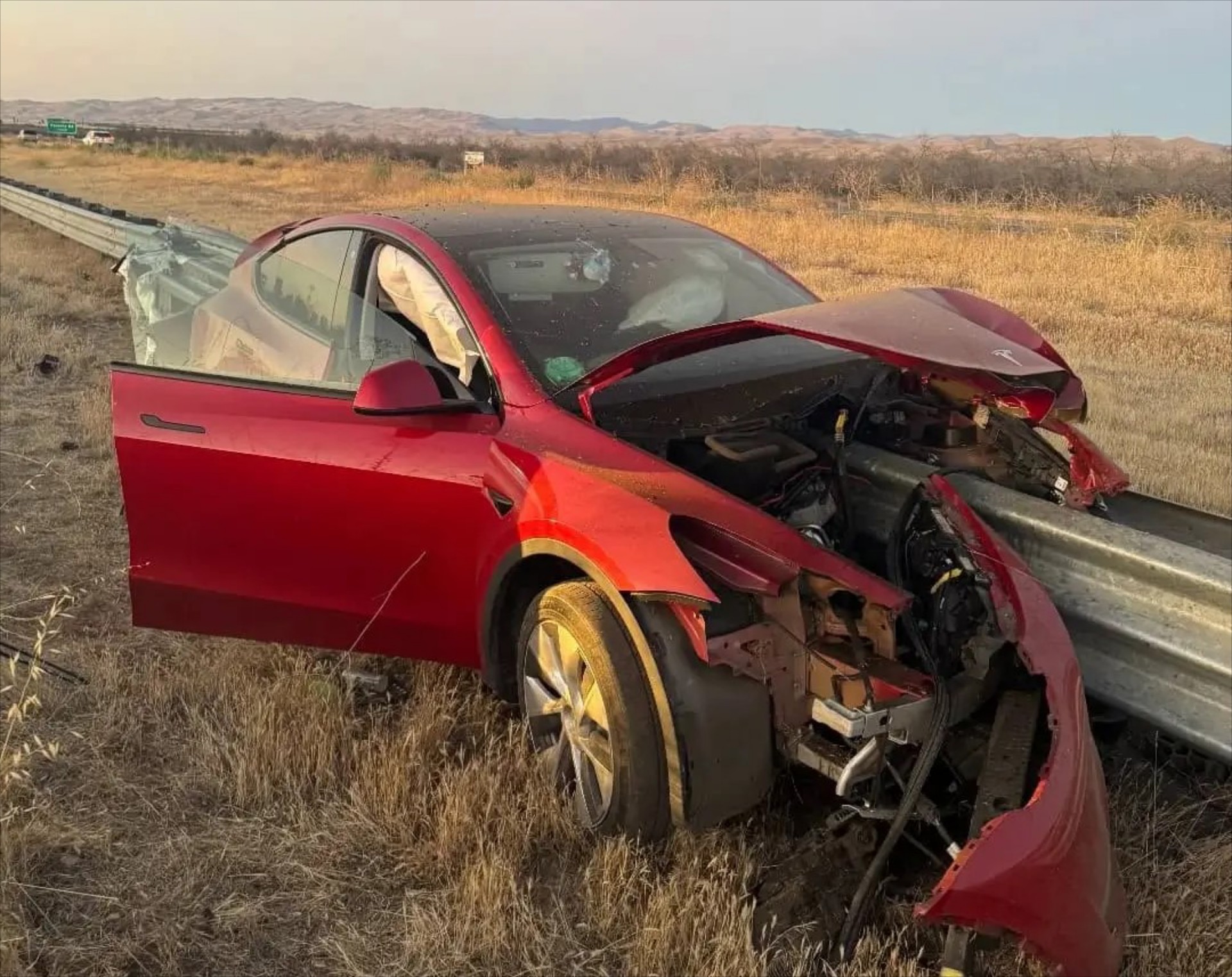 Τρομερό ατύχημα με Tesla – Πέρασε μέσα από την καμπίνα η μπαριέρα