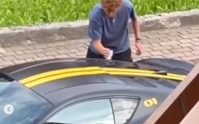 Το Νο1 του κόσμου πλένει με τα χέρια τη Ferrari [video]