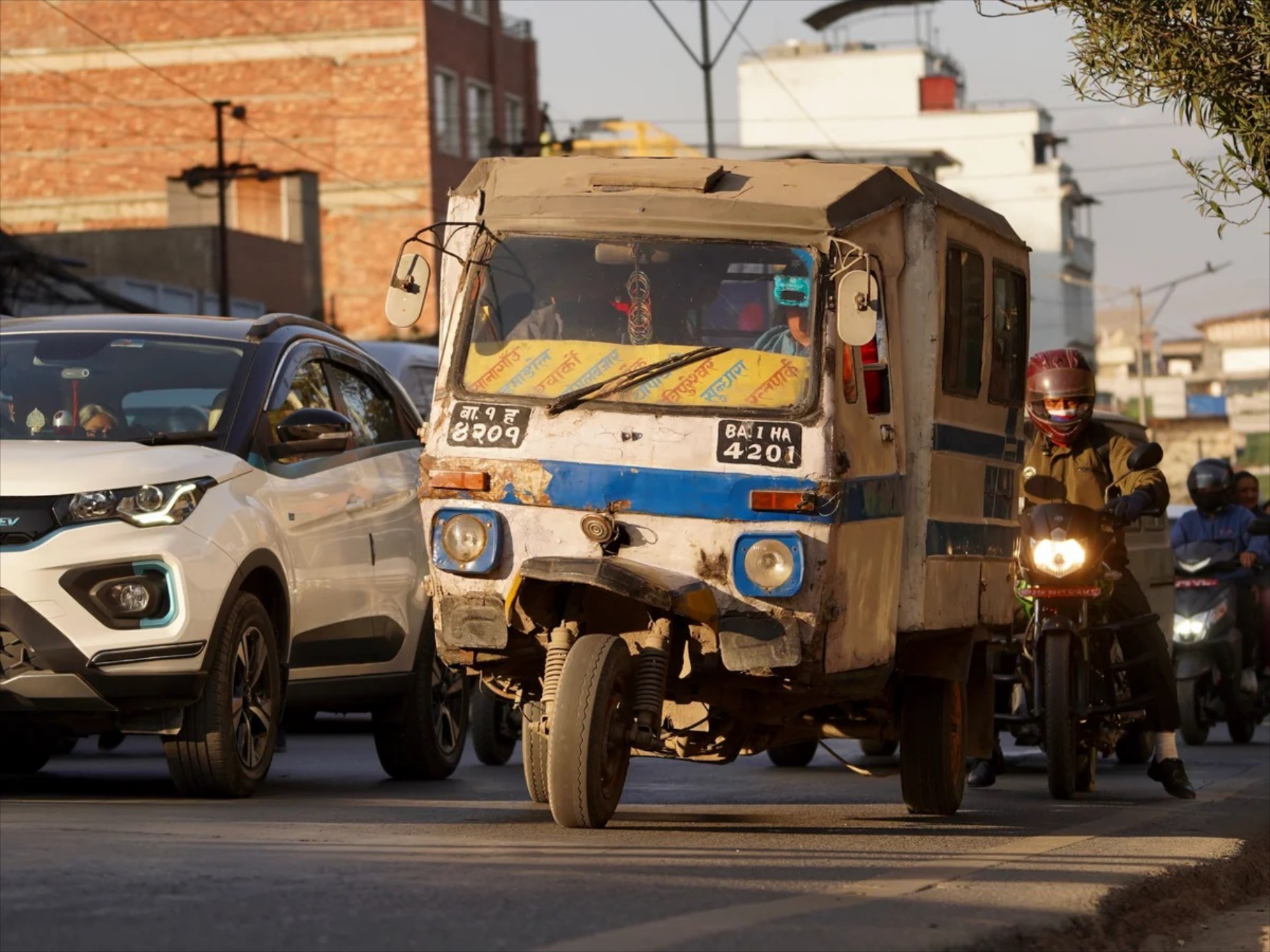 Η χώρα που είναι 20 φορές πιο φτωχή από την Ελλάδα – Αγοράζει 76% ηλεκτρικά