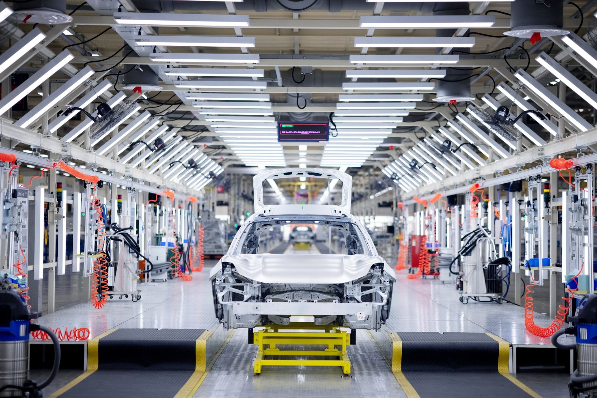 To εργοστάσιο θαύμα των Κινέζων - Φτιάχνει 800 αυτοκίνητα την ημέρα χωρίς ανθρώπους