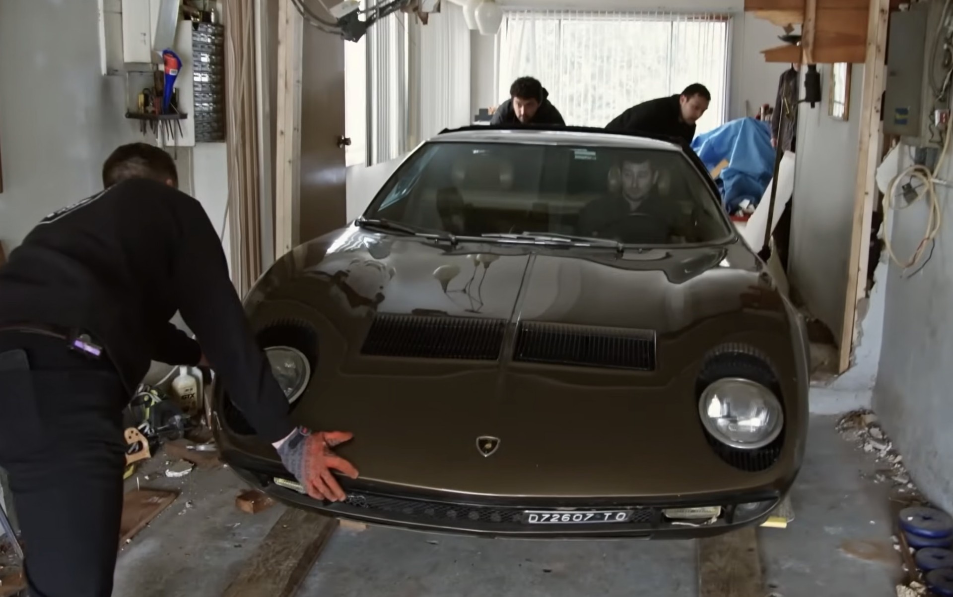 Σπάνια Lamborghini βρισκόταν σε σαλόνι σπιτιού για 40 χρόνια - Γκρέμισαν τον τοίχο για να την βγάλουν 
