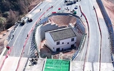O πεισματάρης παππούς που τα έβαλε με το Κράτος – Έφτιαξαν δρόμο γύρω από το σπίτι του