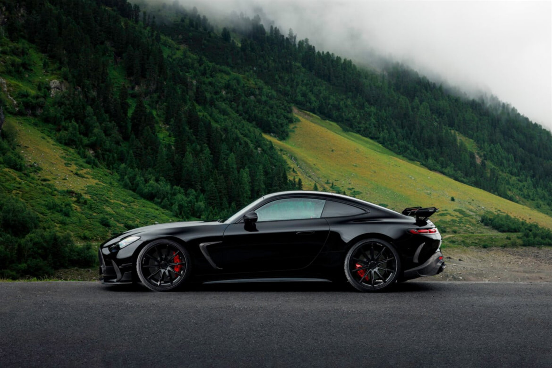 H μαύρη Mercedes που θέλουν όλοι – Έχει τιμή 530.621 ευρώ [video]