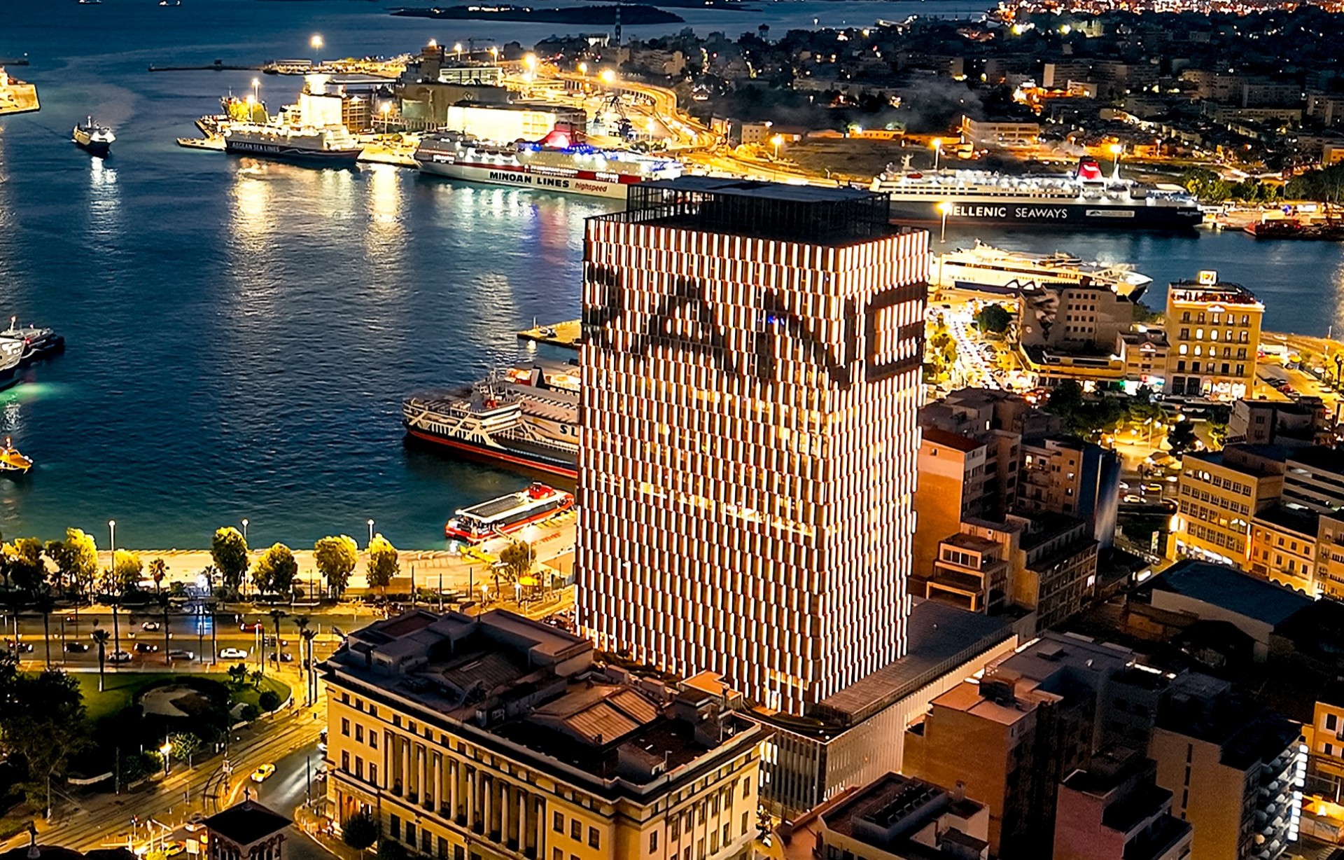 Για πρώτη φορά στην Ελλάδα – Η Range Rover φωτίζει τον Πύργο Πειραιά [video]