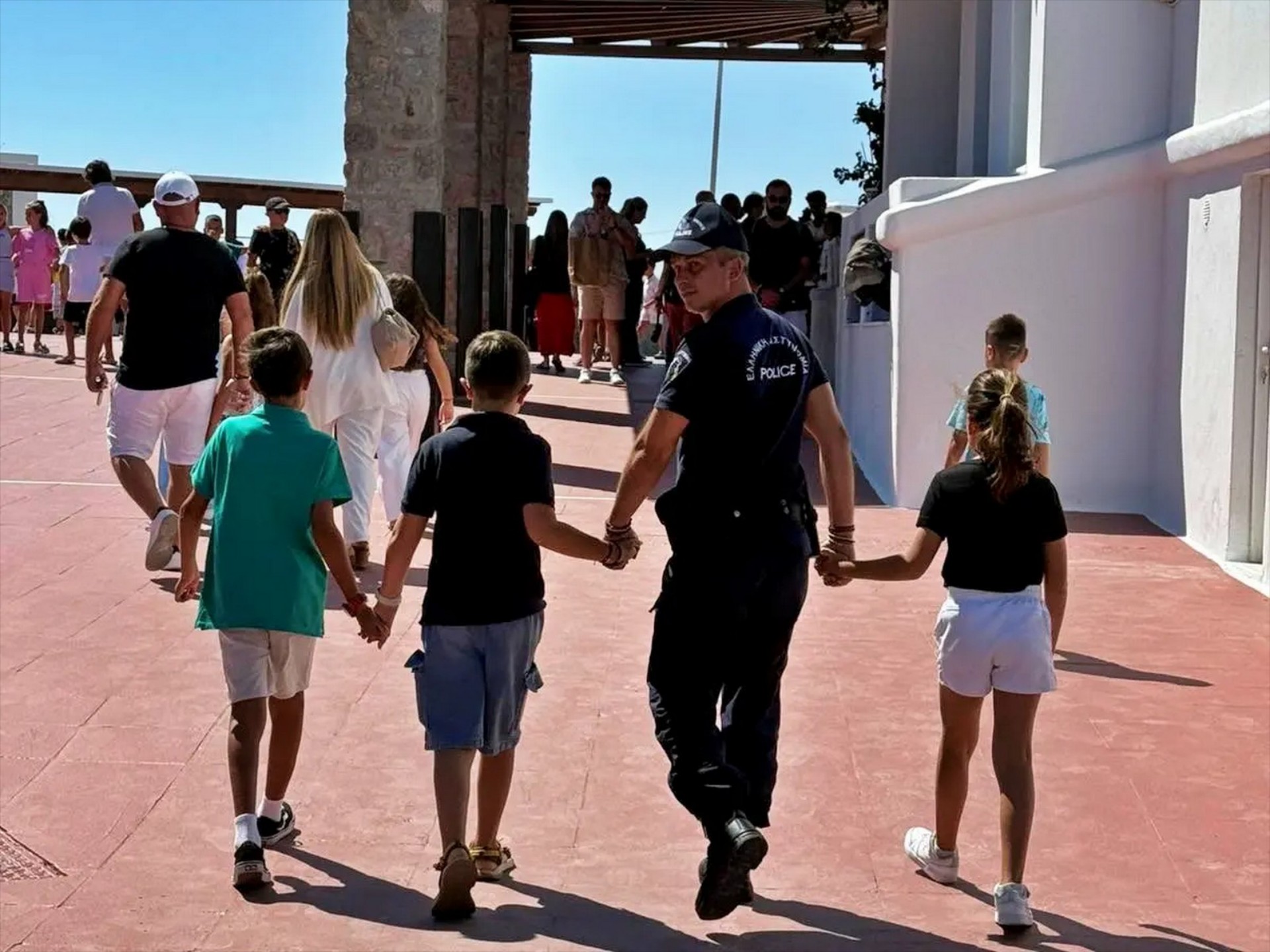 Από ποιο χέρι πρέπει να κρατάνε οι γονείς τα παιδιά στον δρόμο; Η απάντηση της Αστυνομίας 