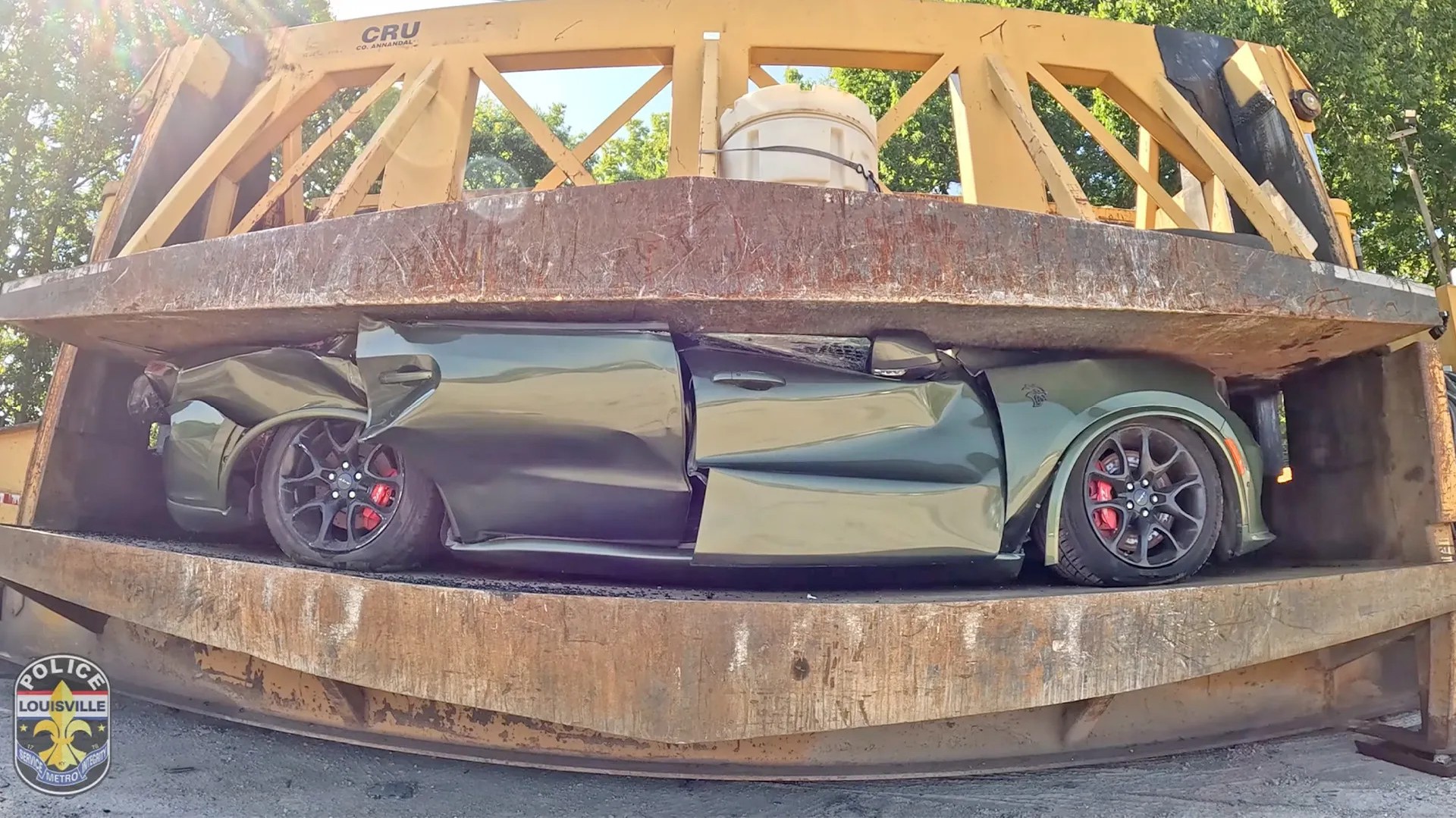 Η αστυνομία έβαλε στην πρέσα και κατέστρεψε super SUV αξίας 86.990 δολαρίων [video]