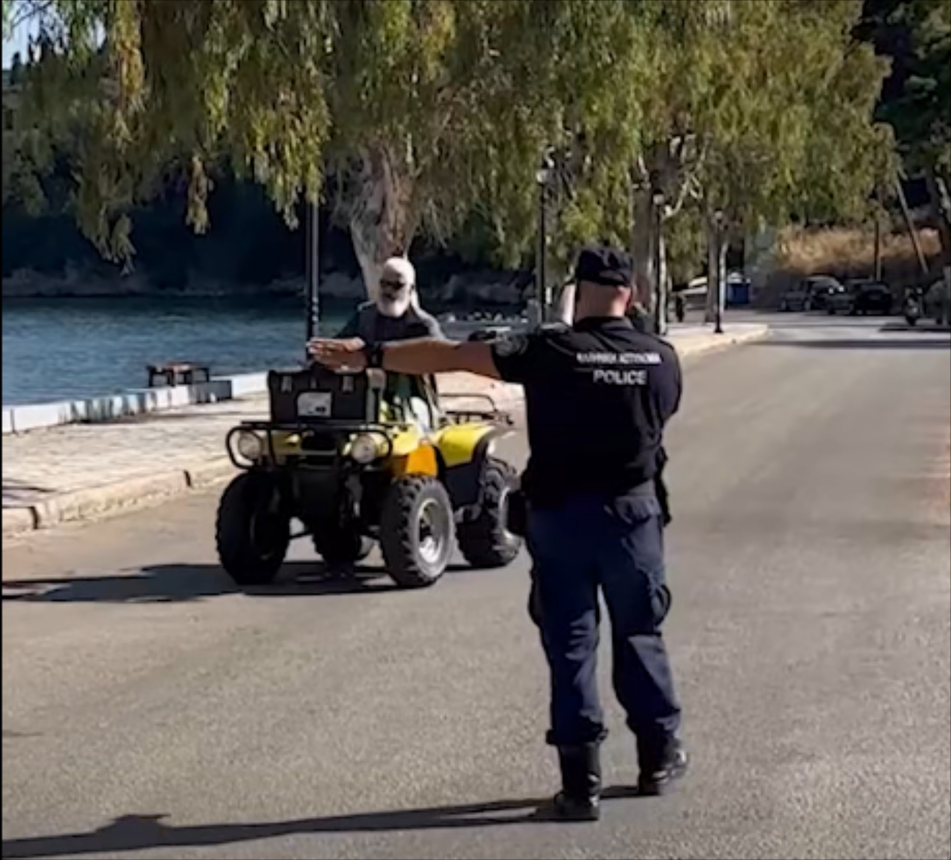 Αστυνομία: Το μπλόκο που δεν θα ξεχάσει κανείς – Αντί για πρόστιμο 350 ευρώ μοίρασε δώρα 