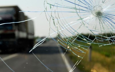 Ελλάδα: Σε ποια γέφυρα της εθνικής οδού πετούν πέτρες στους οδηγούς – Σπάνε αυτοκίνητα