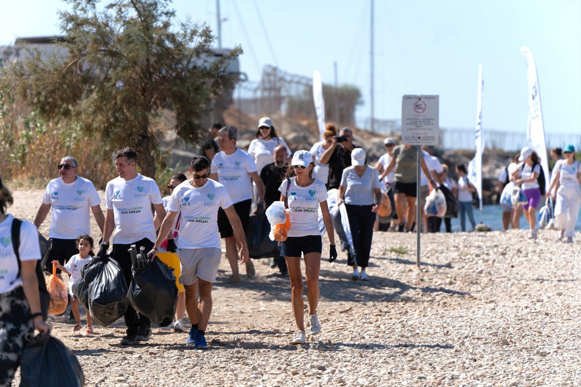 Μεγάλος ελληνικός όμιλος καθάρισε παραλία και βυθό – Έβγαλε τόνους σκουπιδιών