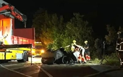 Άνδρας και δύο παιδιά 9 ετών κάηκαν σε Tesla – Μπλόκαραν οι πόρτες