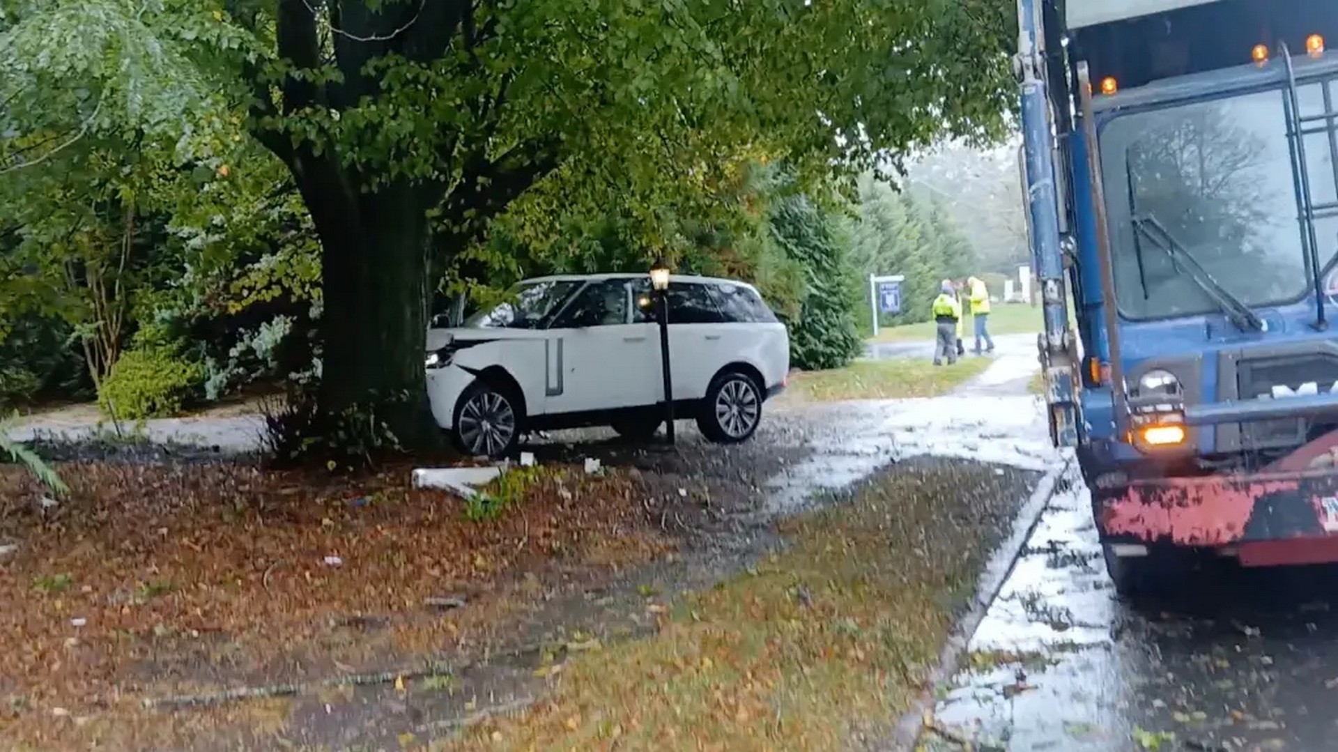 Διάσημος ηθοποιός πέφτει σε δέντρο με Range Rover – Τον έγραψε η κάμερα live
