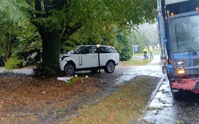 Διάσημος ηθοποιός πέφτει σε δέντρο με Range Rover – Τον έγραψε η κάμερα live