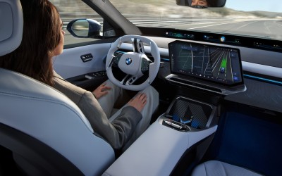 Η νέα BMW iX3 αλλάζει λωρίδα με τα μάτια – Πώς το κάνει 