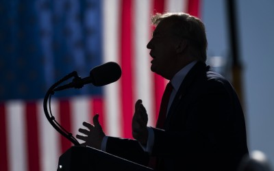 Ο Trump ανεβάζει την τιμή της βενζίνης – Και οι Αμερικανοί μετανιώνουν που τον έβγαλαν