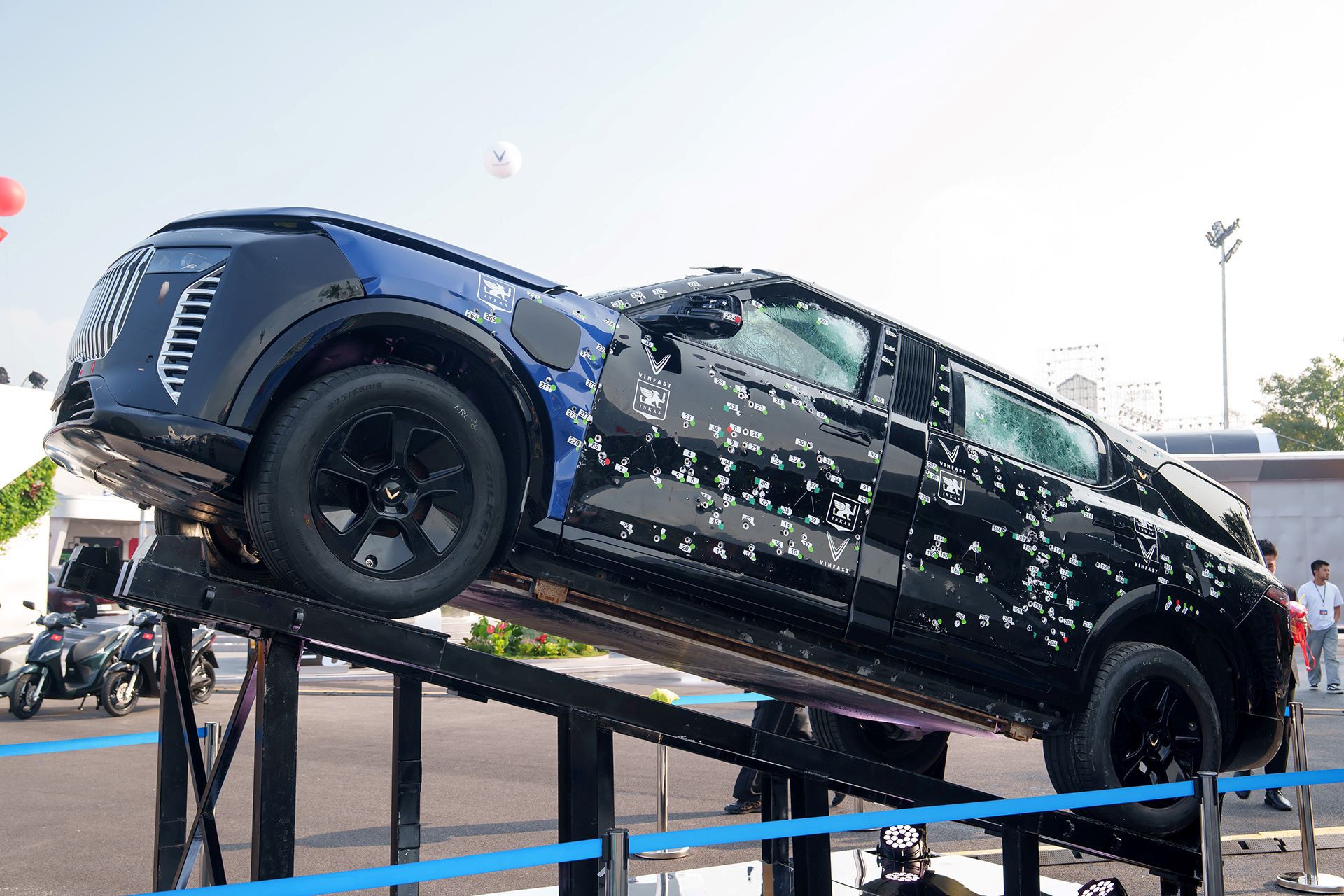 Το SUV που άντεξε έπειτα από 400 σφαίρες και δύο χειροβομβίδες DM51