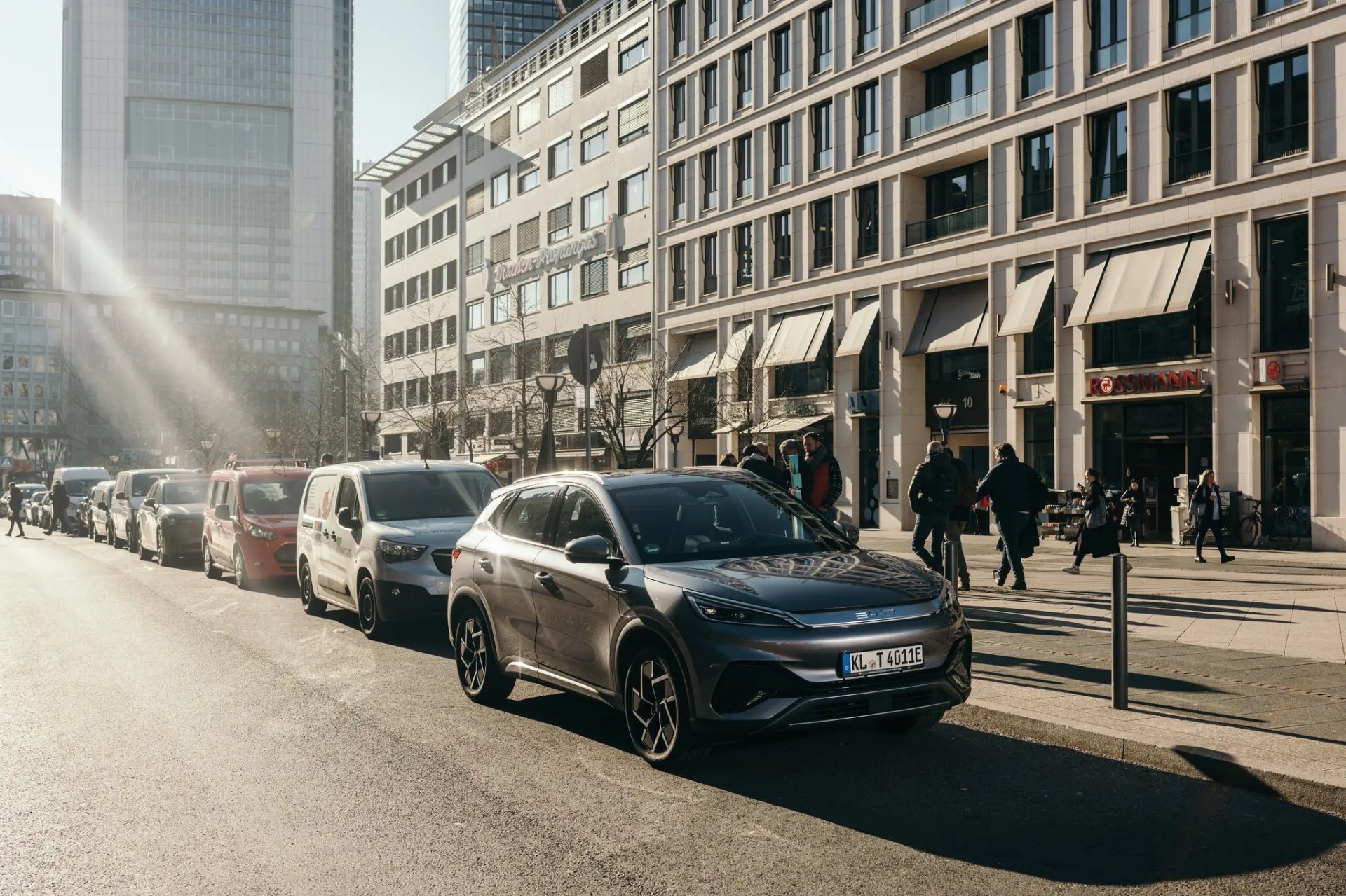 Λύθηκε το πρόβλημα! Φόρτιση για εσένα που δεν έχεις parking – Με τεχνολογία κατευθείαν από τη Γερμανία