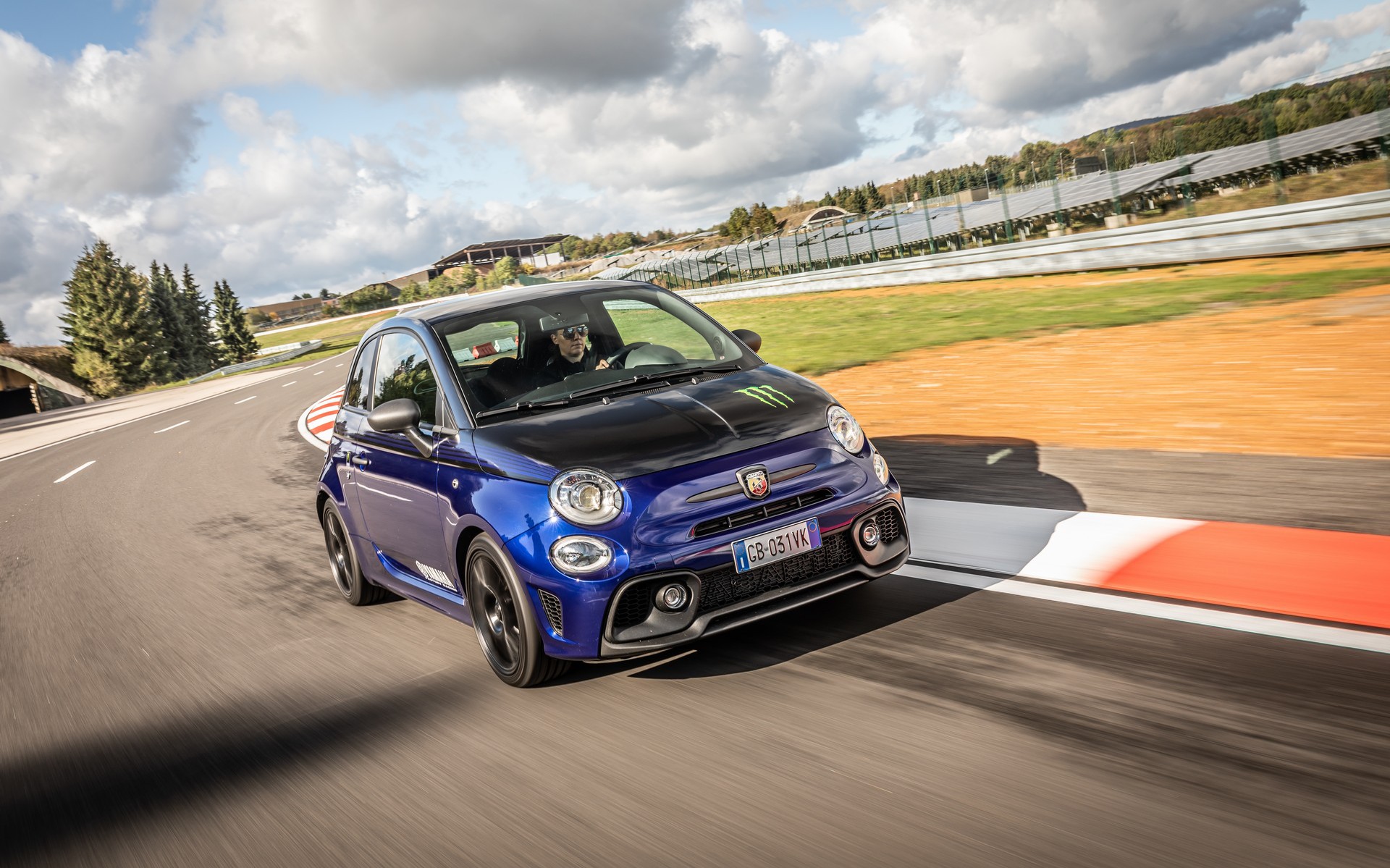 Ο κόσμος δεν θέλει ηλεκτρικά hot hatch - Η Abarth επιστρέφει στα θερμικά μοτέρ! 