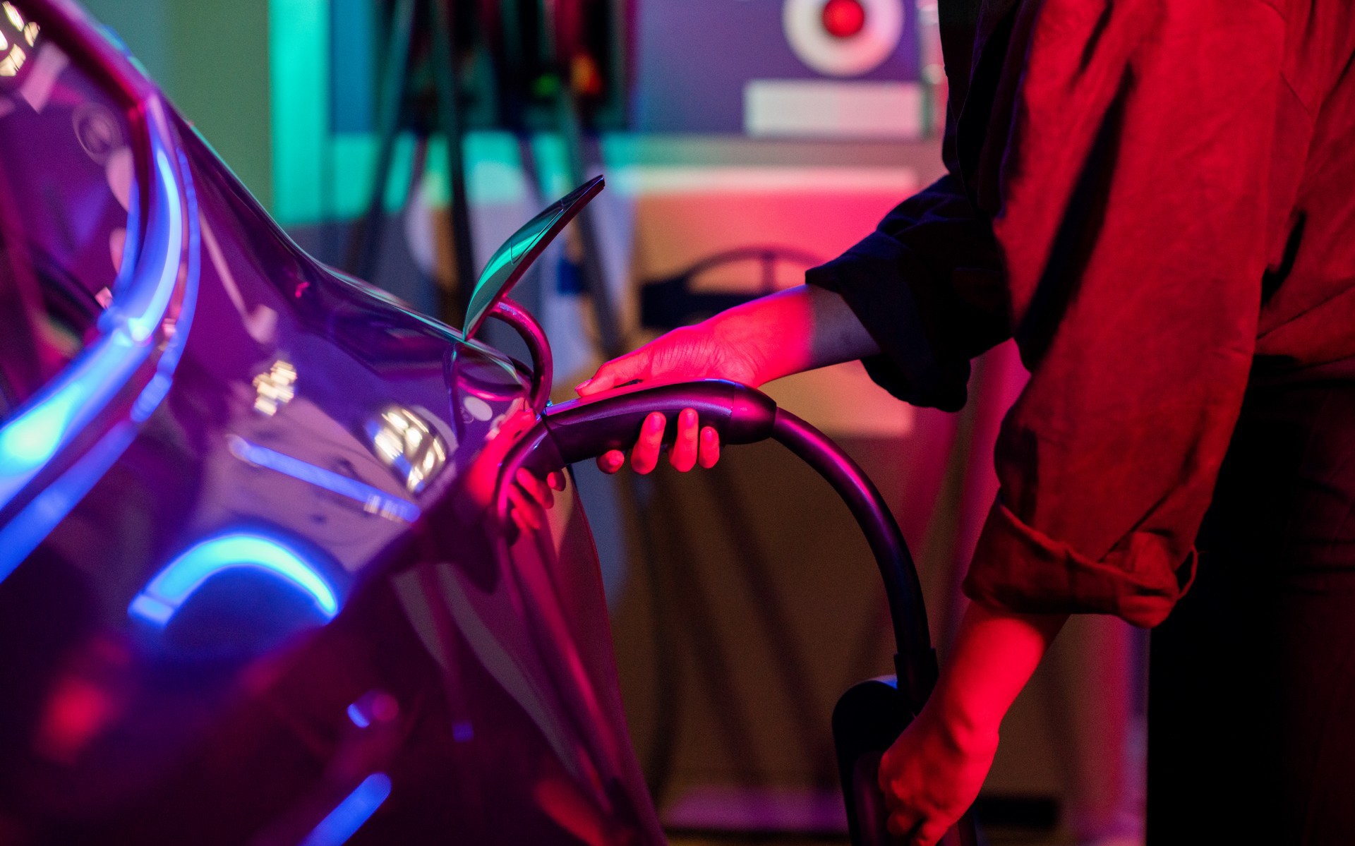 Κινδυνεύουν οι οδηγοί ηλεκτρικών αυτοκινήτων από ακτινοβολία; Τι έδειξε νέα έρευνα; 