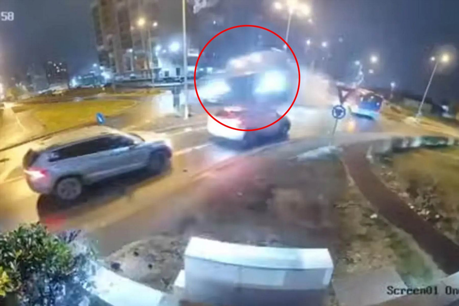 Οδηγός Mercedes υπέστη διαβητικό επεισόδιο – Το αυτοκίνητο πέταξε από τον κόμβο [video] 