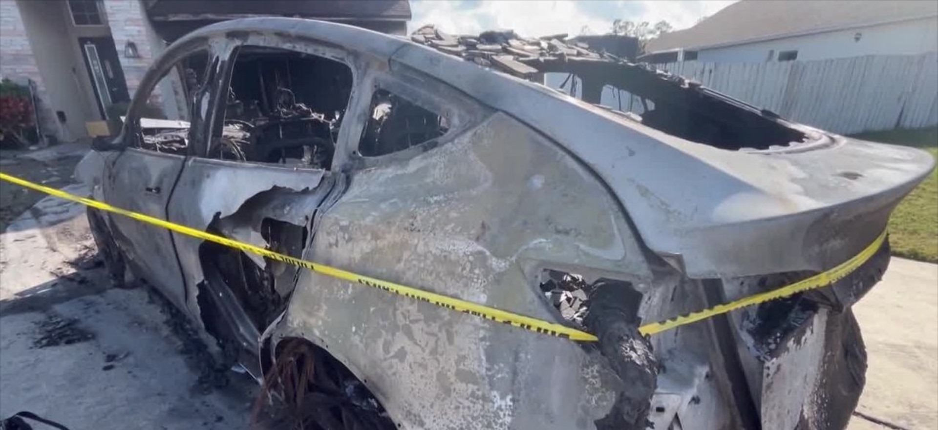 Φωτιά σε ηλεκτρικό έκαψε ένα ολόκληρο σπίτι – Φόρτιζε στο γκαράζ