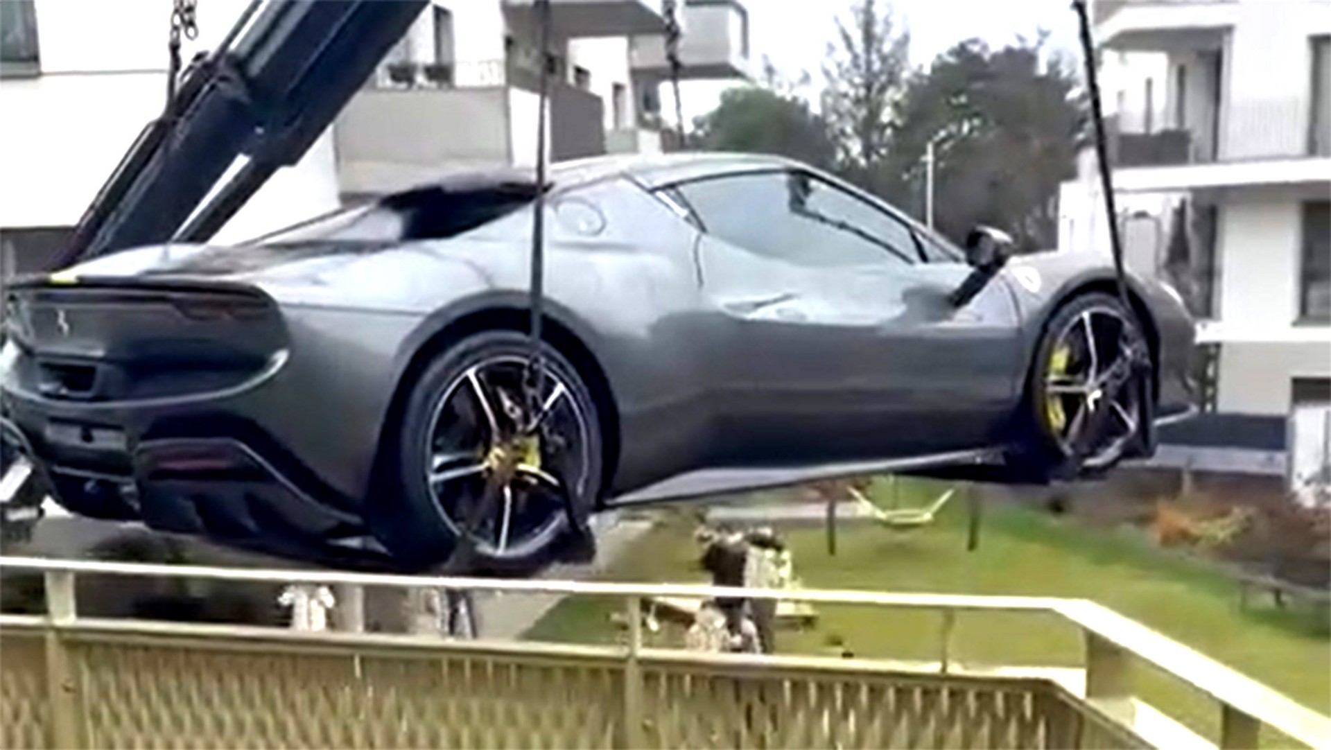 Αυστριακός ανέβασε Ferrari στο μπαλκόνι του σπιτιού - Τι έκανε η Αστυνομία; 