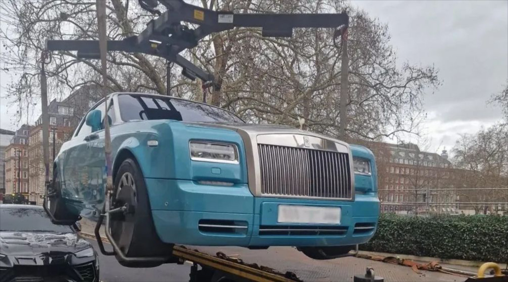Σηκώνουν με γερανούς Rolls-Royce και Lamborghini στο Λονδίνο