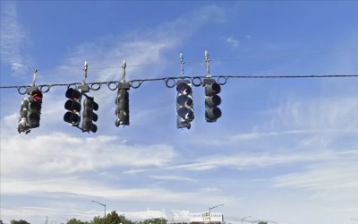 Τι είναι αυτά τα μπλε φώτα πάνω από τα φανάρια κυκλοφορίας;