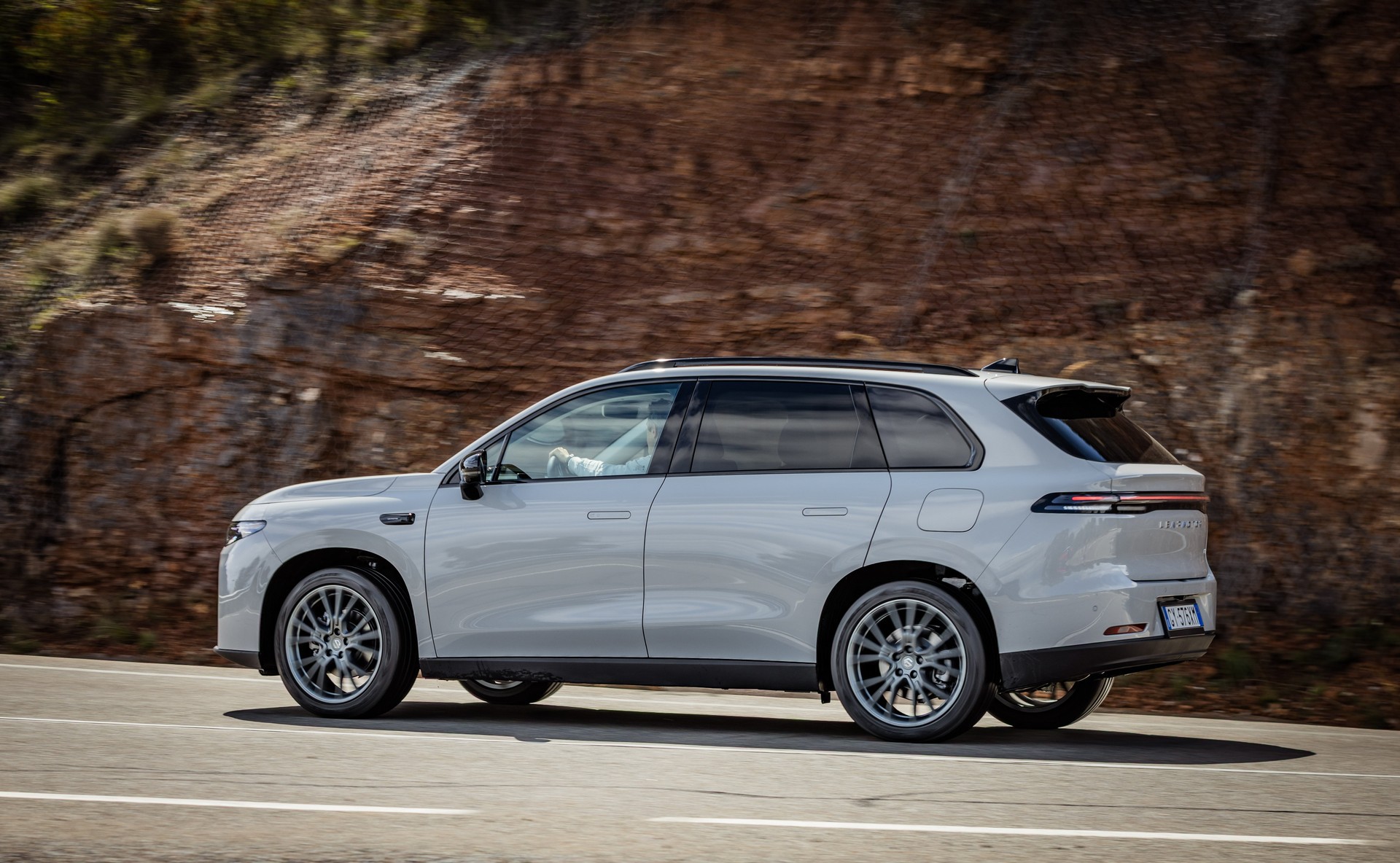 Φθηνότερο 3.000 ευρώ και ετοιμοπαράδοτο το SUV που κάνει 1.000 km με ένα ντεπόζιτο