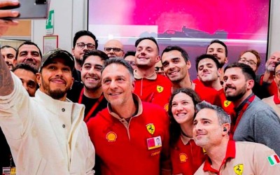 Ο Hamilton δε ξέχασε τους εργαζόμενους στη Ferrari – Έκανε δώρο σε 1.000 ανθρώπους  