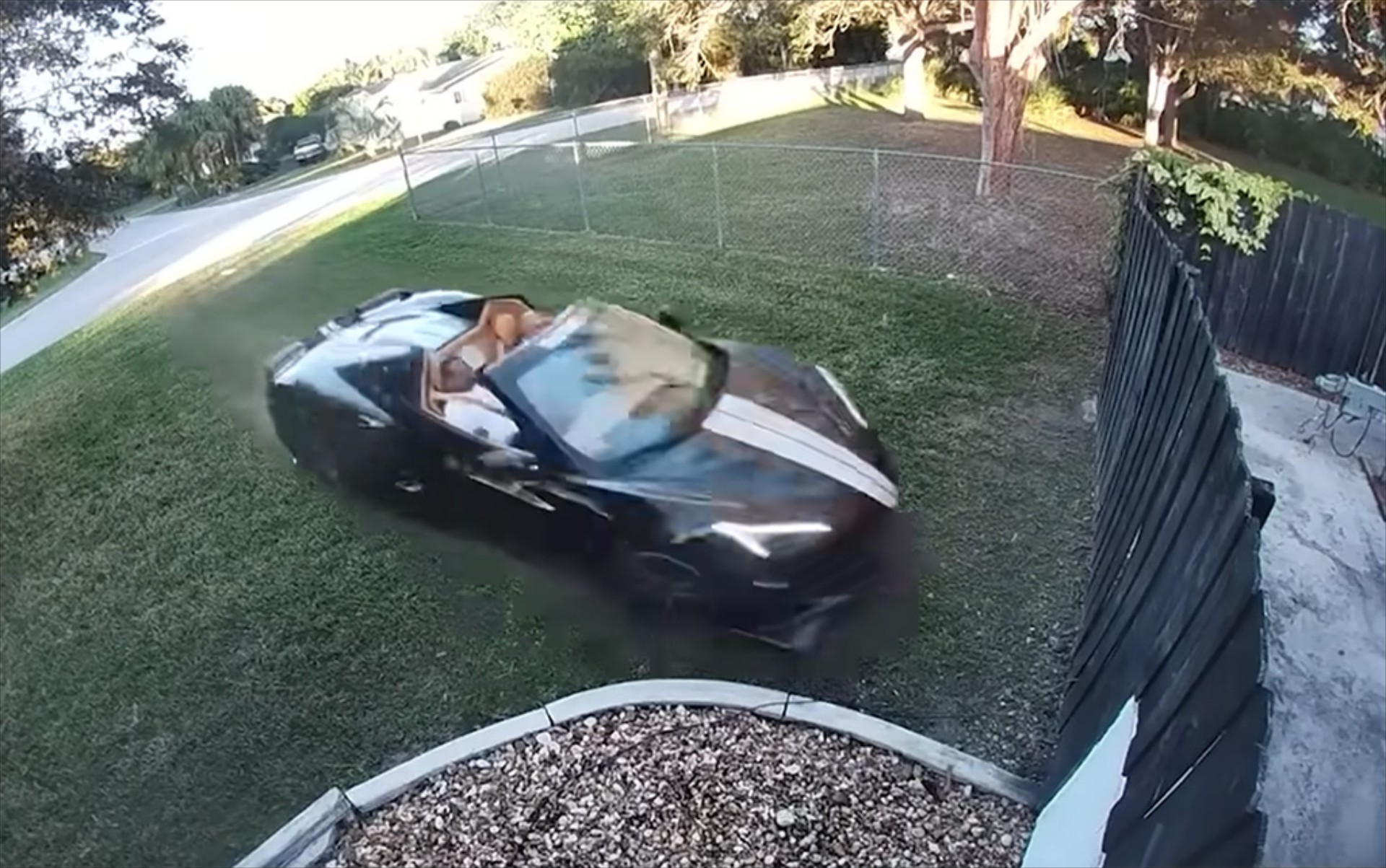 Corvette «μπήκε» στον κήπο σπιτιού! [video]