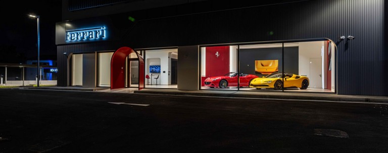 H Ferrari επέστρεψε στην Ελλάδα - Αυτό είναι το εντυπωσιακό κατάστημα! 