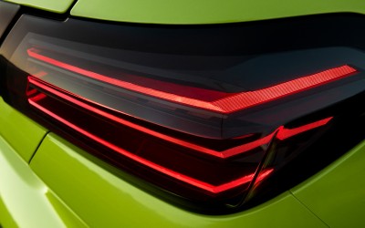 Το αυτόματο υβριδικό στιλάτο Peugeot που έχει τα πάντα σε τιμή 21.500 ευρώ - Και δεν πληρώνει τέλη κυκλοφορίας!